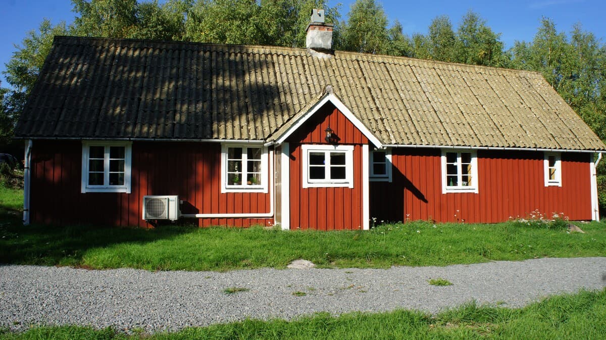 Älgstugan - en charmig röd stuga med traditionell arkitektur, omgiven av naturen och björkskog. Perfekt för lugna naturupplevelser.